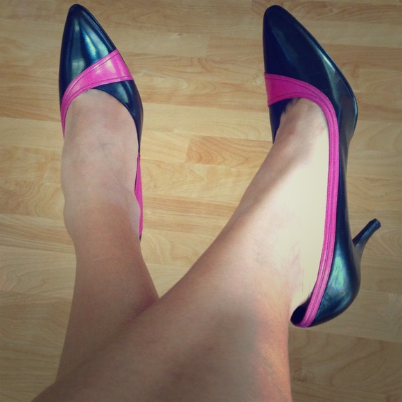 Brand new size 8 NW Black/Pink leather pumps