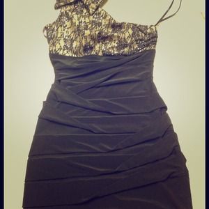 Bandage dress with lace and sequins