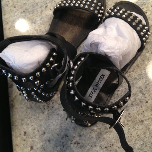 Steve Madden black leather BUDDIES sandals