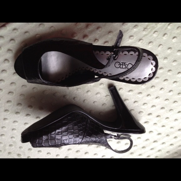 Heels - Picture 3 of 4