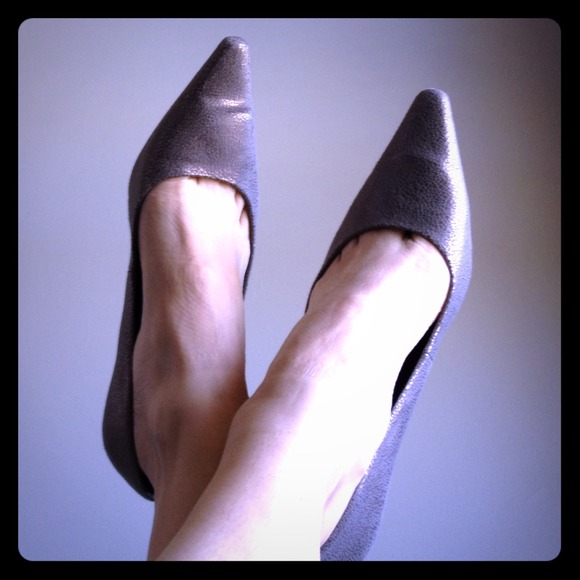 Bandolino 2.5 inch pewter pumps in a size 8.5