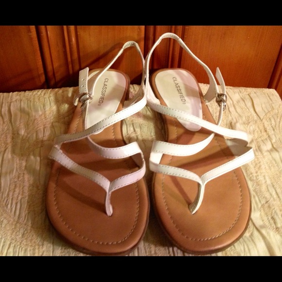◻White patent leather flat sandals◻