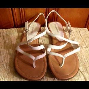 ◻White patent leather flat sandals◻