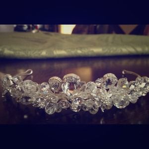 Bridal headpiece / tiara for wedding