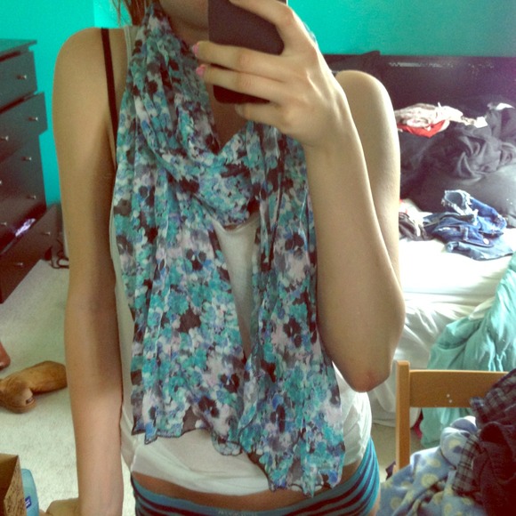 ⬇REDUCED⬇H&M Blue Floral Scarf