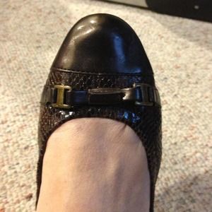 Tahari snakeskin brown flats