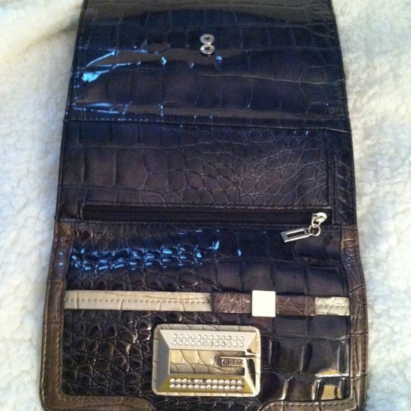 Authentic Guess Brown Wallet - Picture 3 of 4