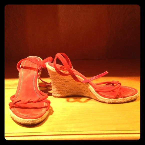 Banana Republic Shoes - 💥SOLD💥Banana Republic Coral Suede Sandals size 9