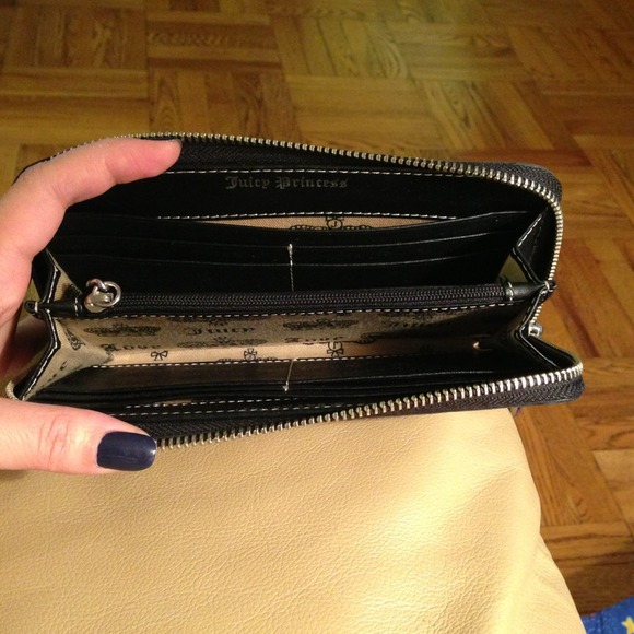 Juicy Couture zip around wallet - Picture 2 of 3