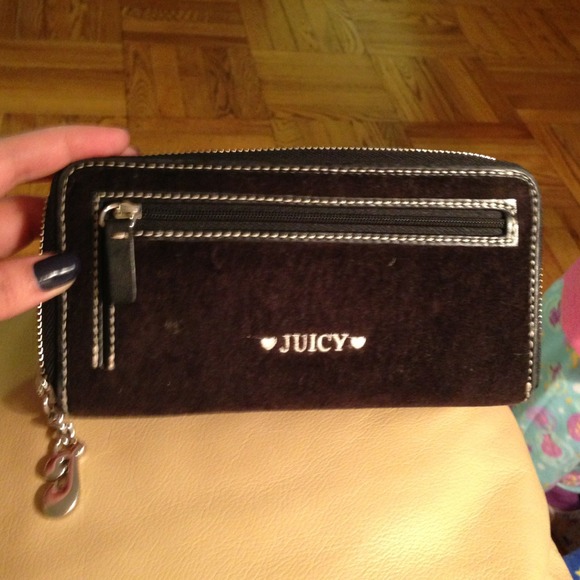 Juicy Couture zip around wallet - Picture 3 of 3