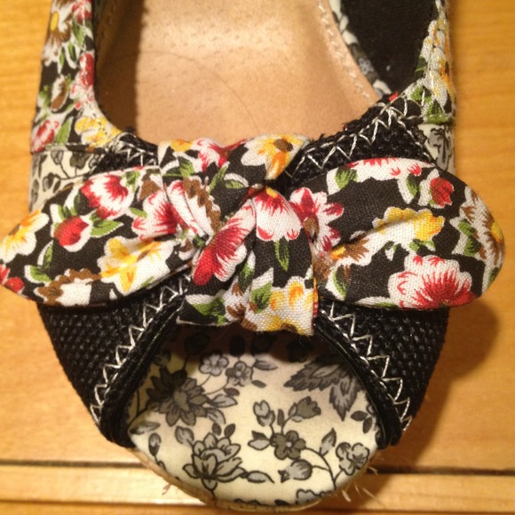 💥SOLD💥Multi-Patterned Peep-Toe Sling Back Sandal - Picture 2 of 2