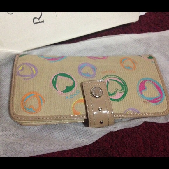 Xoxo beige hearts envelope wallet