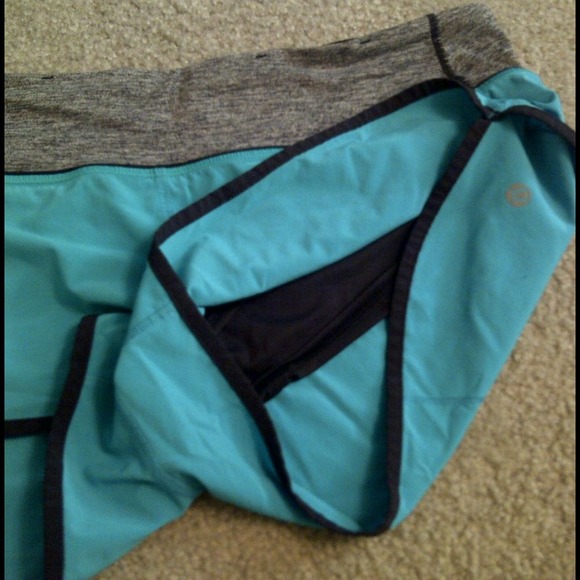 **SOLD** Blue lululemon run: speed shorts size 10 - Picture 2 of 4