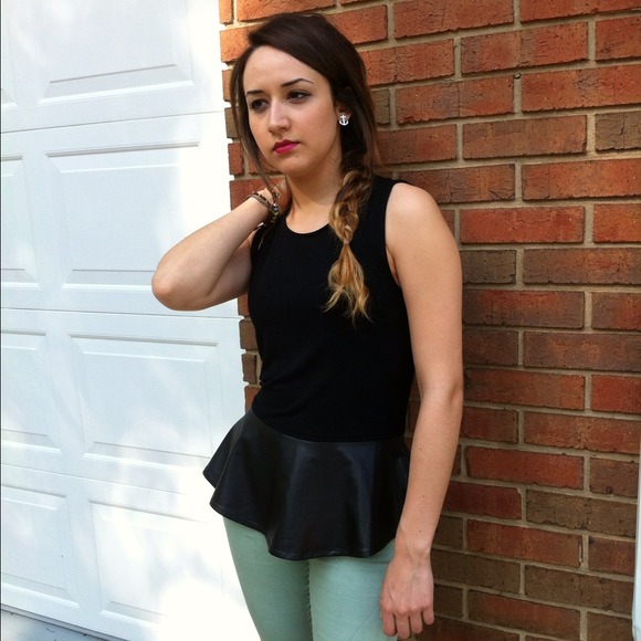 🎉SOLD🎉😍Gorgeous Black Peplum Top - Picture 2 of 3