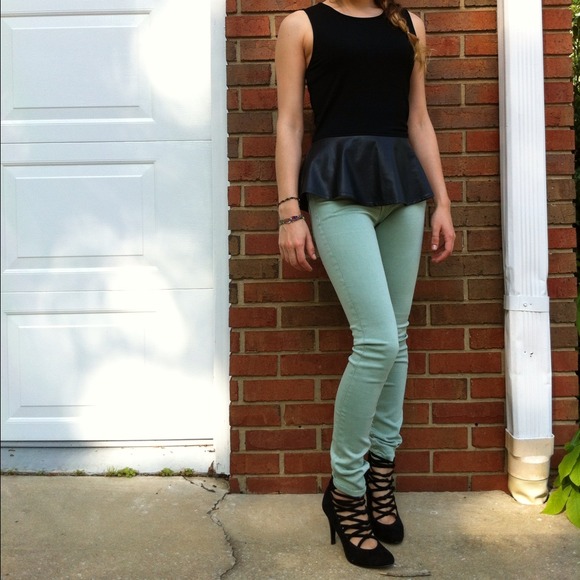 🎉SOLD🎉😍Gorgeous Black Peplum Top - Picture 3 of 3