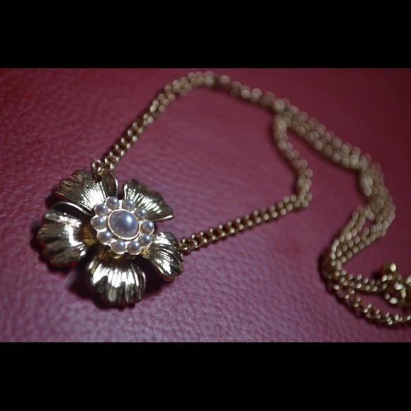 Flower pearl pendant necklace