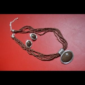 Brown pendant necklace with earrings set