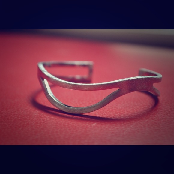 Wave silver bangle