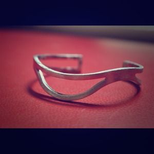 Wave silver bangle