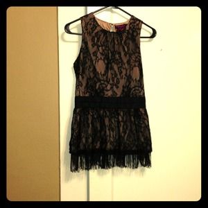 Lace sleeveless top with open back. Taupe/black.