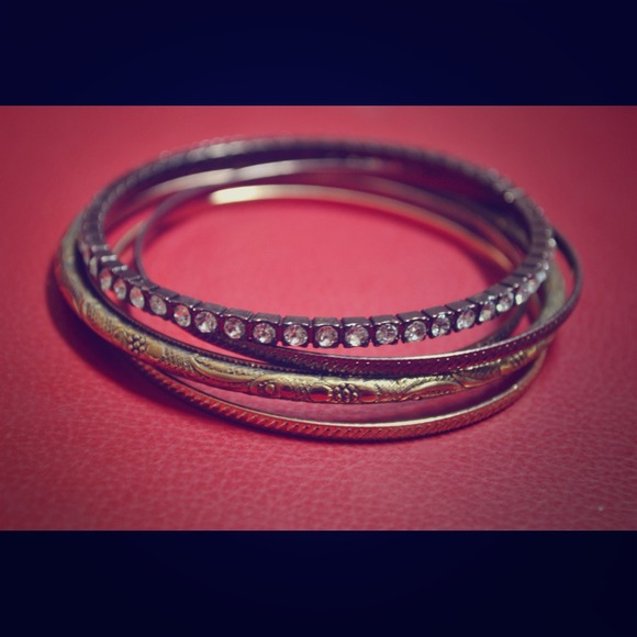 Gold detail bracelet set