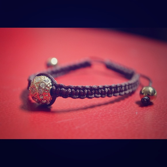 Pull adjust bracelet with accent