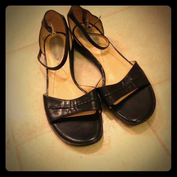 Size 10M black flats