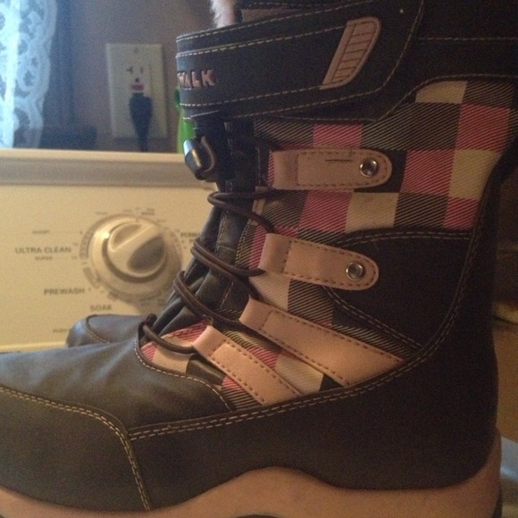 Pink camo snow boots