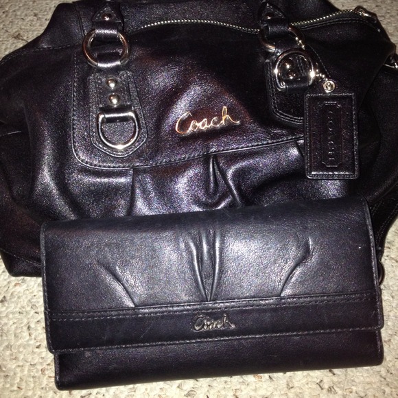 Authentic coach purse an wallet!!
