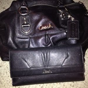 Authentic coach purse an wallet!!