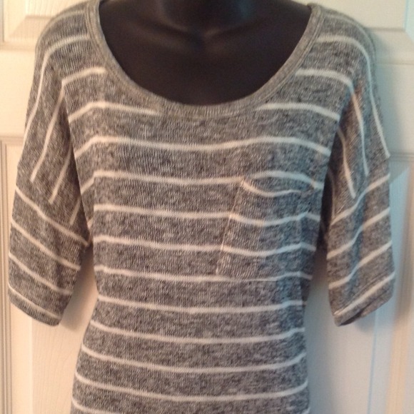 🔴🔴SOLD🔴🔴Cute Top Looks great with Skinny Jeans - Picture 2 of 3