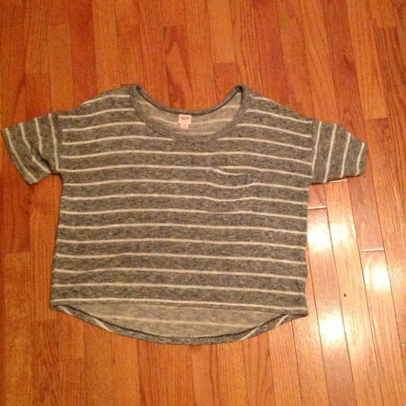 🔴🔴SOLD🔴🔴Cute Top Looks great with Skinny Jeans - Picture 3 of 3