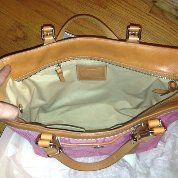 ๐Super Sale!๐ Coach Signature Pink Sateen Tote - Picture 3 of 4