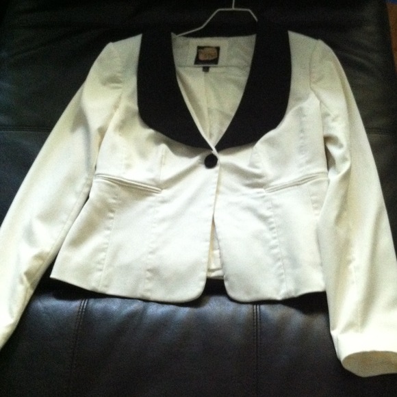 SOLD IN BUNDLE Ivory Limited Pants Suit! - Picture 3 of 4