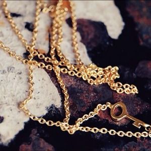 Dainty key necklace