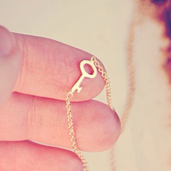 Dainty key necklace in SILVER
