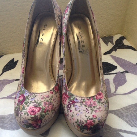 🚫Sold🚫Flower print heels - Picture 2 of 4