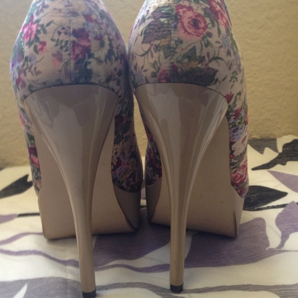 🚫Sold🚫Flower print heels - Picture 3 of 4