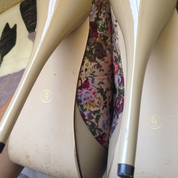 🚫Sold🚫Flower print heels - Picture 4 of 4