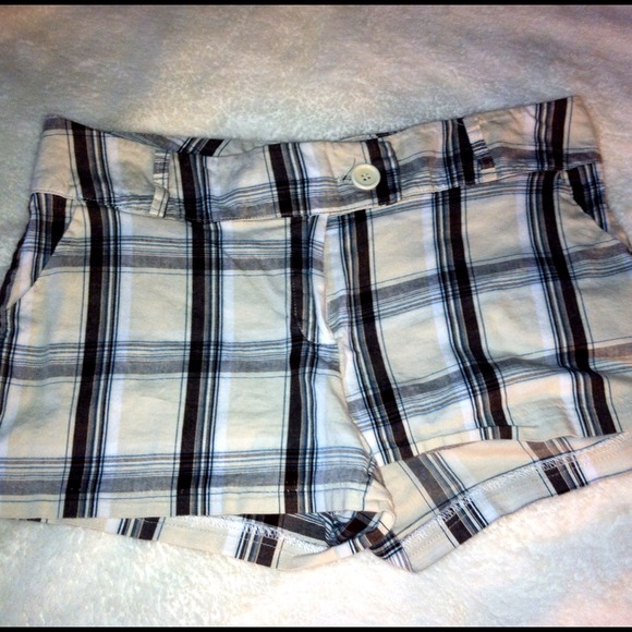 SOLD🌟Cute Tan Plaid Shorts! 🌟