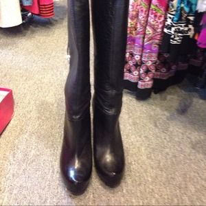 BCBG boot, never wear, with box. Black.