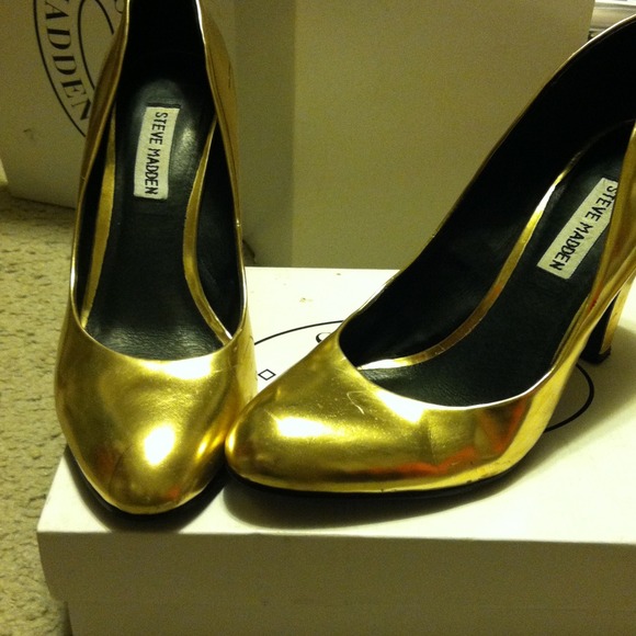 Steve Madden gold metallic pumps