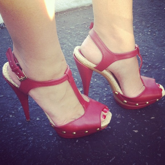 BUNDLE❤T-Strap Platform Heels & Clover necklace❤