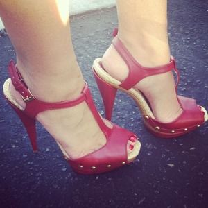 BUNDLE❤T-Strap Platform Heels & Clover necklace❤