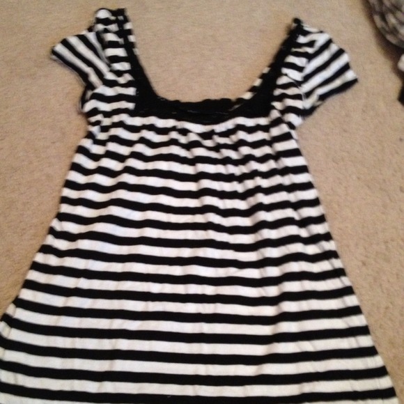 🎀Super Cute Black and White Shirt🎀