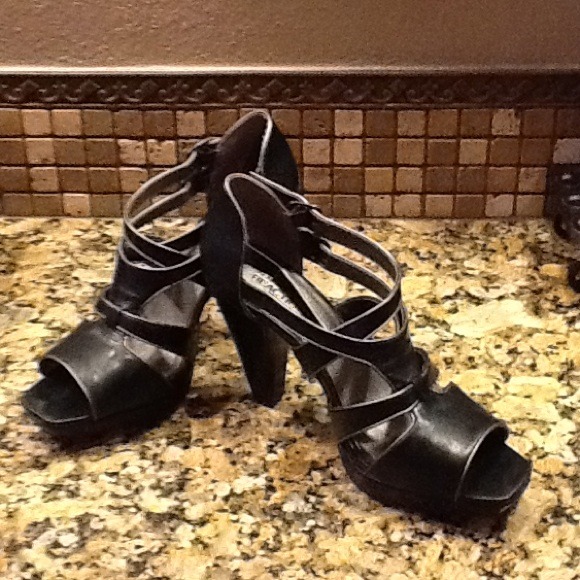 REDUCED !!!! Kenneth Cole Black heels
