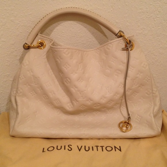 ✨SOLD✨Authentic Louis Vuitton Artsy MM
