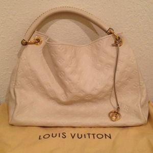 ✨SOLD✨Authentic Louis Vuitton Artsy MM