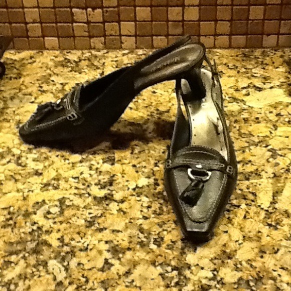 Low heeled black shoe