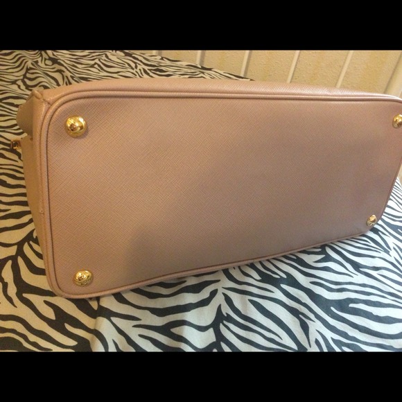 Prada hand bag - Picture 2 of 2